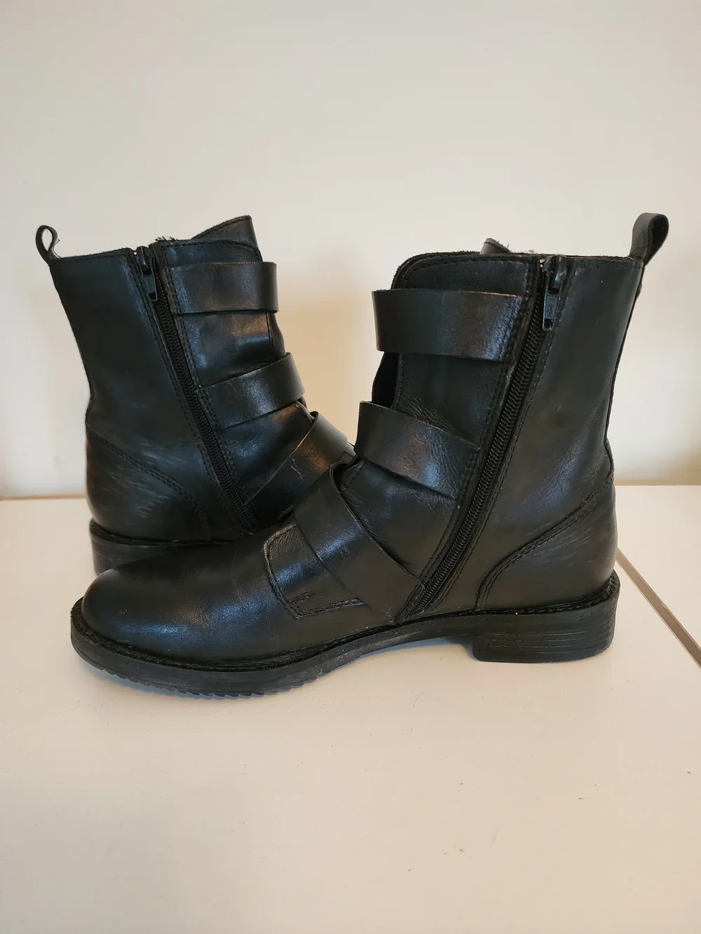 le chateau Black Italian Leather Ankle Combat Boots with Gold Buckle Size 39 - Picture 6 of 8